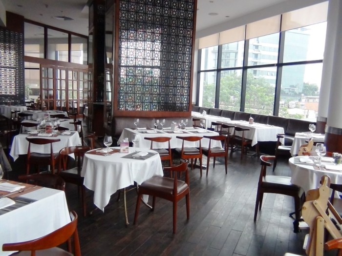 JASPASの店内「お昼はランチ、夜はディナー、近隣の方もわざわざ足を運んでくる有名なレストランです」