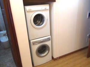 洗濯機と乾燥機は全室内に標準装備「ハウスキーパーさんはこの洗濯機を使って室内干しをしてくれますので、他人の洗濯物が混在しません」