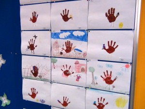 生徒さんの成果物「手形から発想する世界・・楽しいですね」
