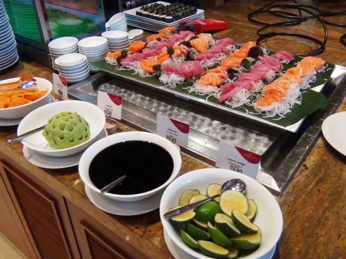 日本食コーナー「マグロや鮭も新鮮です」