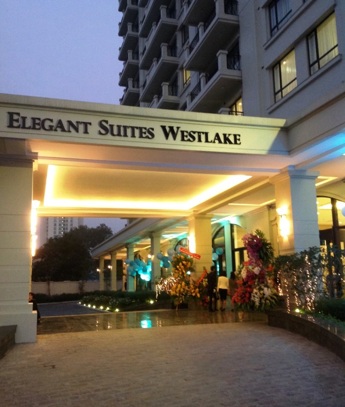 「Elegant Suites Westlake」の玄関先の様子