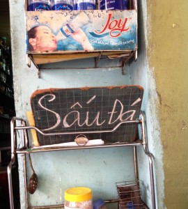 ここは美味しい「Sau Da」を出してくれる路上店。さりげなくおいてある手書き看板