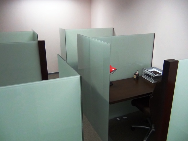 机と椅子だけの区画「会社設立用に最小限度のオフィススペースとしてご利用いただけます」