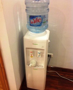 ベトナムでは必需品のWaterサーバー「上の飲み水タンクは19Lで300円くらいです」