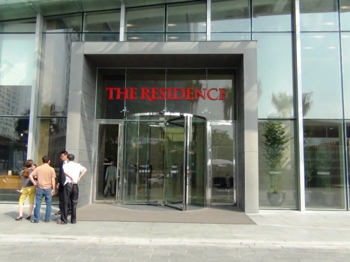 「The Residence」がアパート棟入り口の目印です