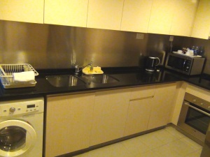 Close型のキッチン「乾燥機能付き洗濯機、ビルトインオーブンは標準装備です」