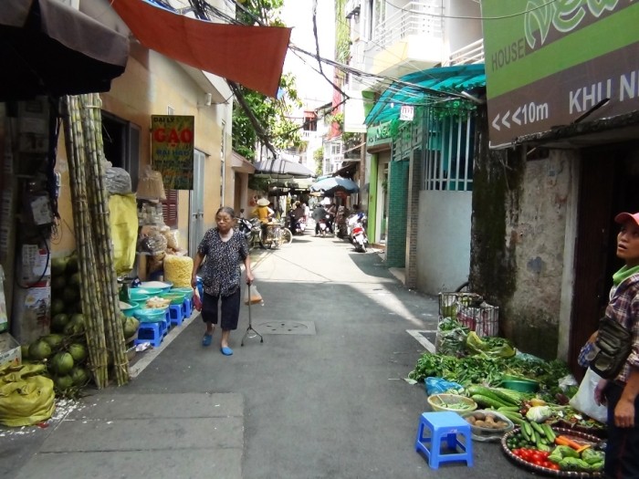 直ぐ横の路地沿いにたくさんの露店が並んでいます。美味しいベトナムの果物や生鮮野菜が数多く手に入れる事が出来ます