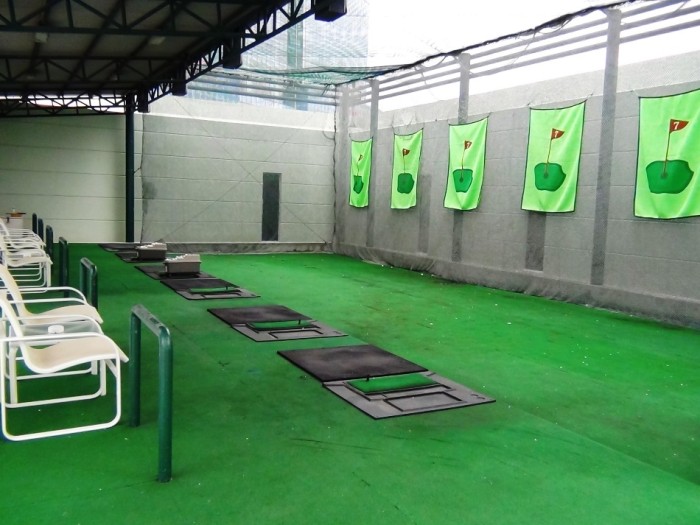 ゴルフの練習場「直ぐ隣にはパターの練習スペースも併設されています」