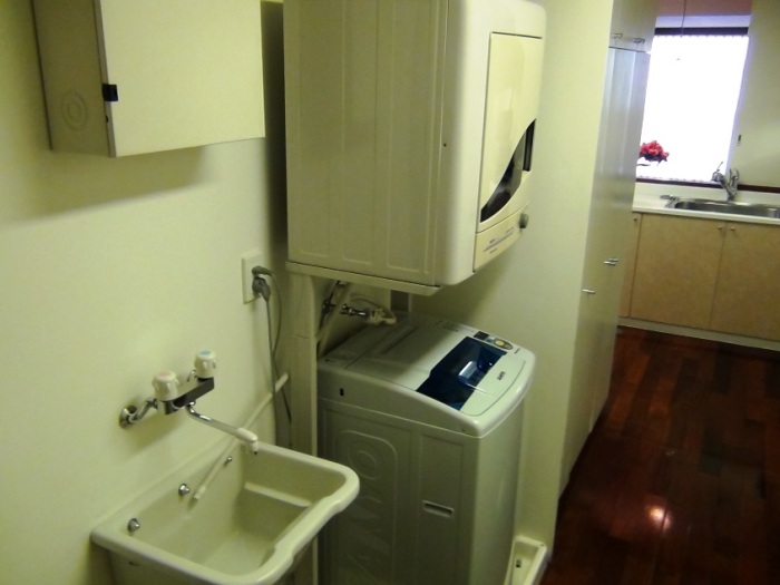 必ず洗濯機と乾燥機はセパレート。また汚れもの洗いの為の洗い場まで用意されています