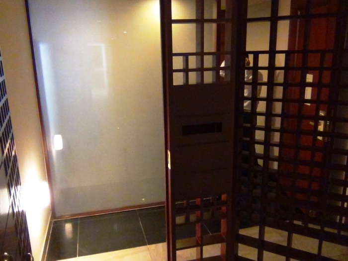 入り口は日本のポーチを思い出させる二重玄関です