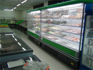 地下にあるスーパーマーケット「野菜、果物から納豆、冷凍うどんなど品数豊富です」