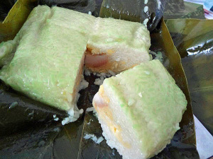 バインチュン（bánh chưng）「餅米をぎゅっと圧縮して作るので少し食べてのお腹がいっぱいになります」