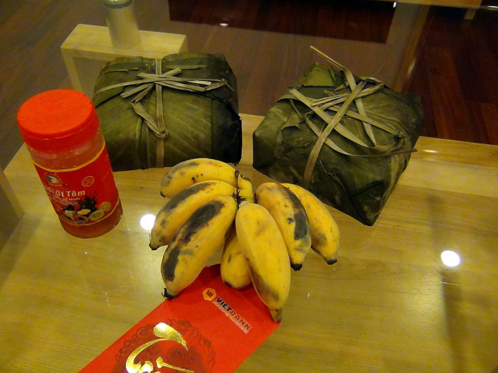 Hongちゃんのお母さん自家製のバインチュン（banh cyung）とお供え用のバナナ（Chuoy）それにお年玉までいただきました