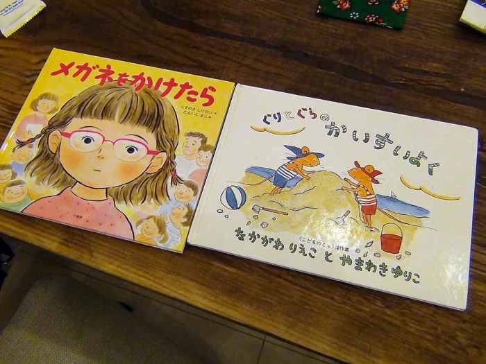 日本で有名な絵本をベトナム後に翻訳されたものが置いてあります