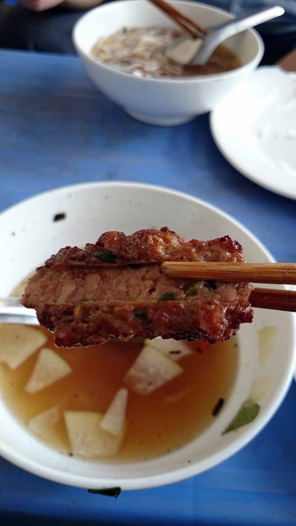 竹串で焼く豚肉が美味さの秘密です