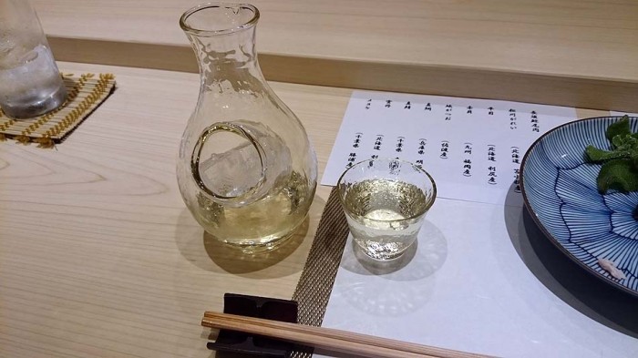 美味しい日本酒は氷で冷やしますが、「昇楽」は氷の冷たさだけを伝えるガラスの徳利を使います