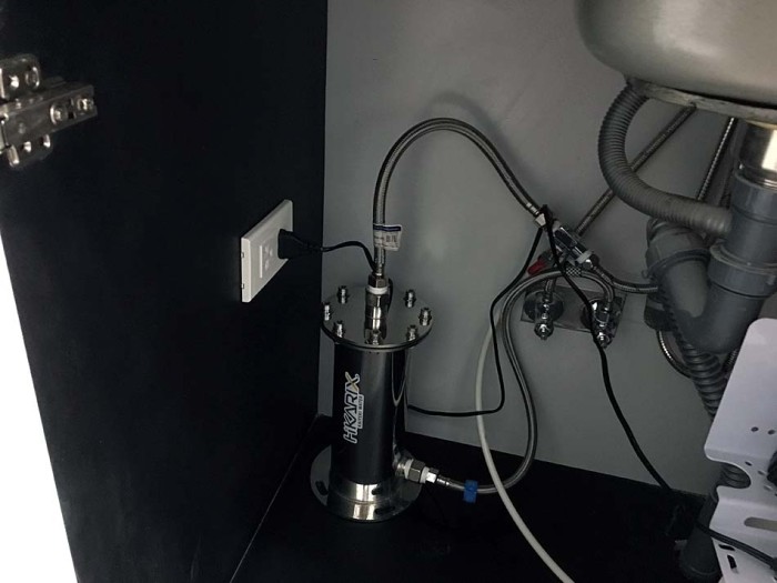 バスルームに設置した「HIKARIXメインフィルター」を経由して来た水をキッチンシンク下に設置する「中空糸膜フィルターで飲み水に替えます